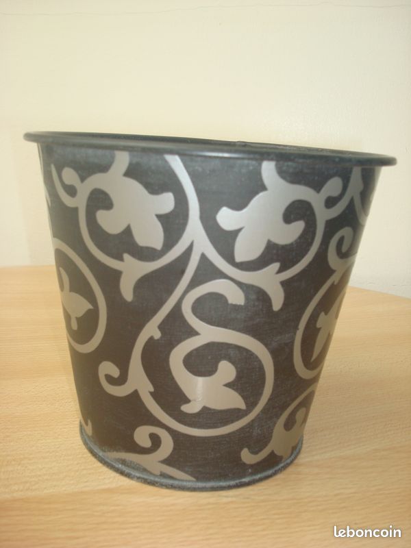Cache pot (image 1)