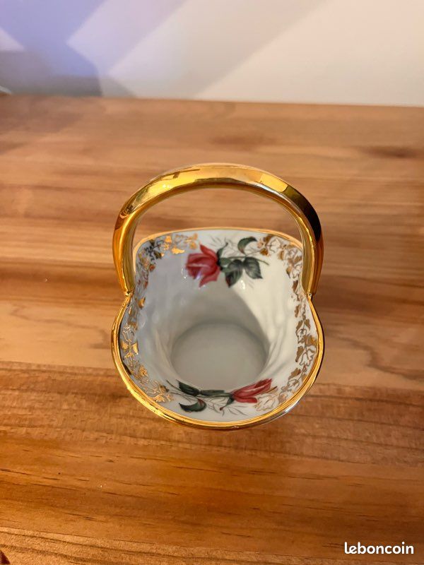 Petit panier en porcelaine blanche et dorures (image 7)