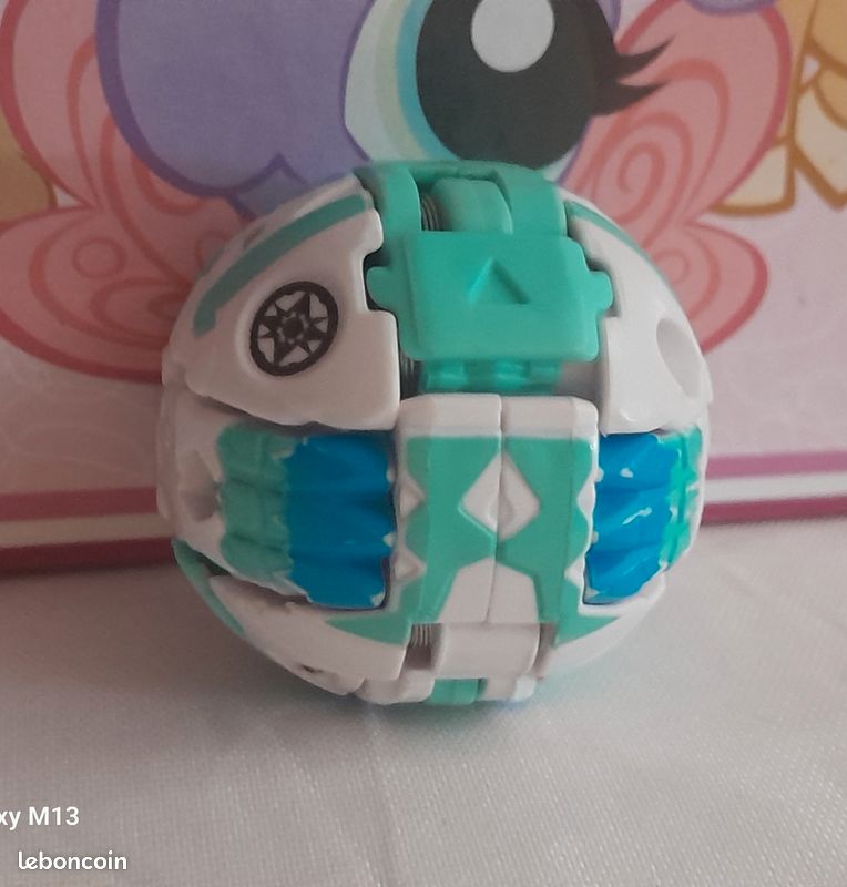 Petite Bakugan blanche bleu et turquoise (image 1)