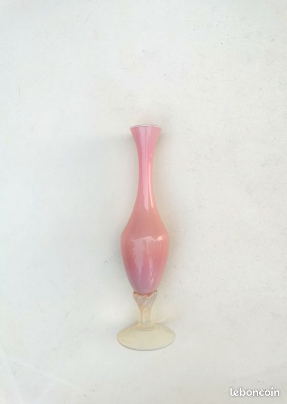 Vase en Opaline rose sur pied en verre soufflé d' Italie (image 8)
