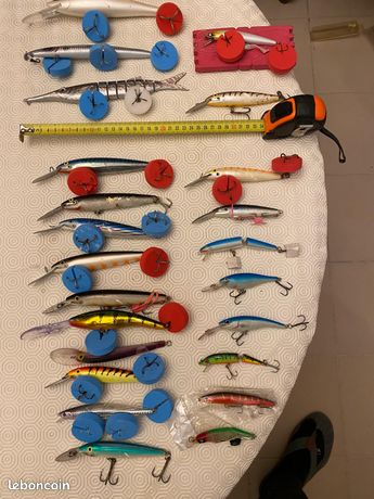 Bouchons et poissons nageurs rouges Rapala pour la pêche