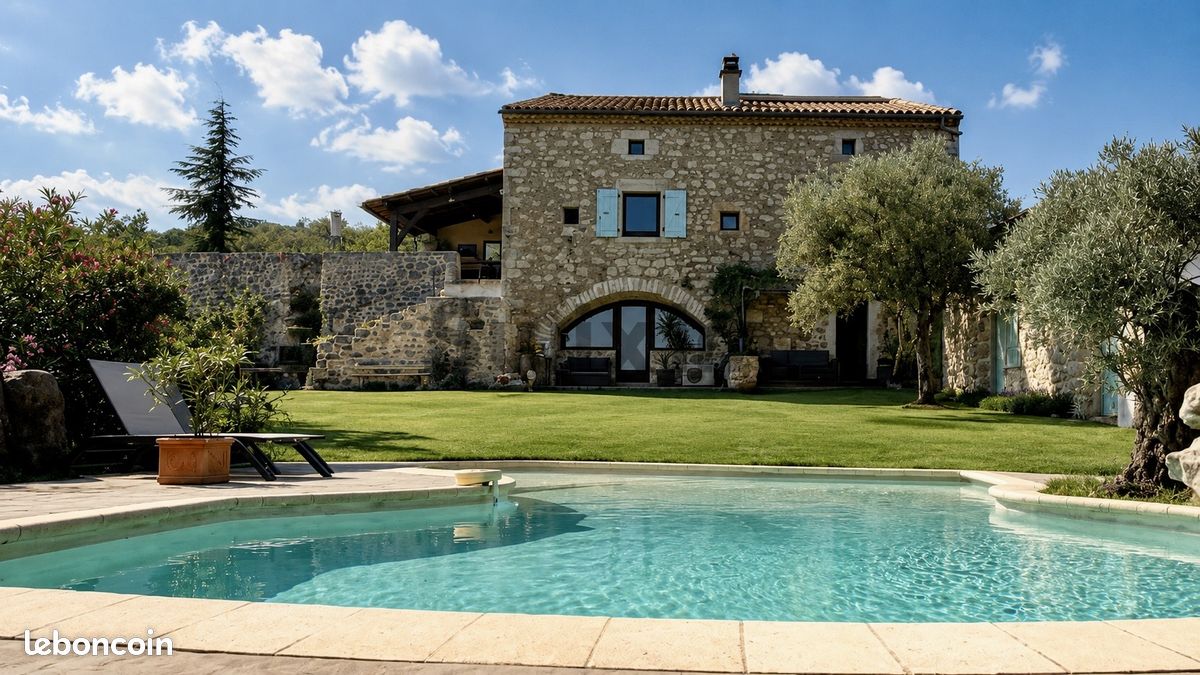 Maison 17 pièces 447 m² · à Barjac · 447 m² · 920 000 €