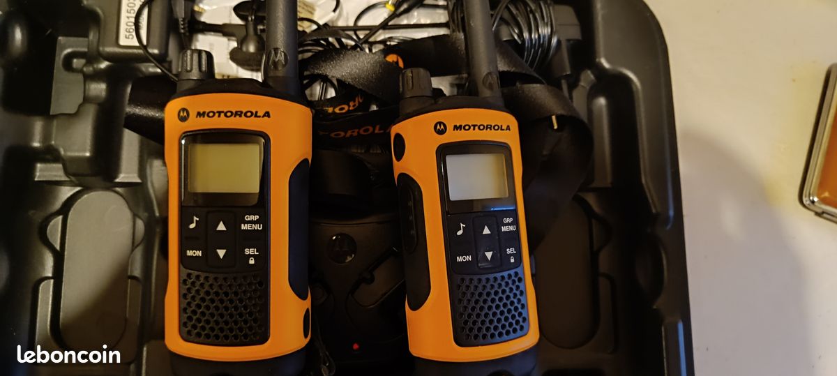 Lot de talkies-walkies Motorola T80 Extreme – État impeccable Description ensemble de talkies-walkies Motorola T80 (image 2)