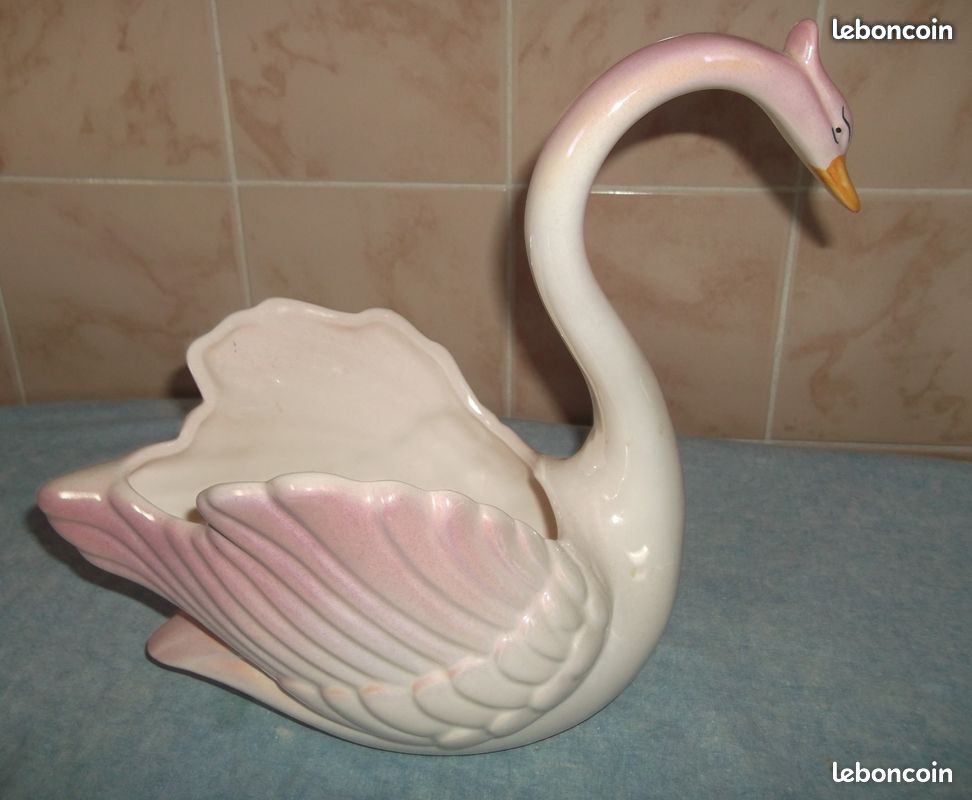 CHINE : Grand vase à anses en porcelaine à décor de paons, oiseaux
