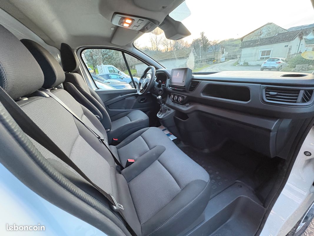RENAULT Trafic III Fourgon L1H1 2.0 Blue DCI 110cv ATTELAGE (image 3)