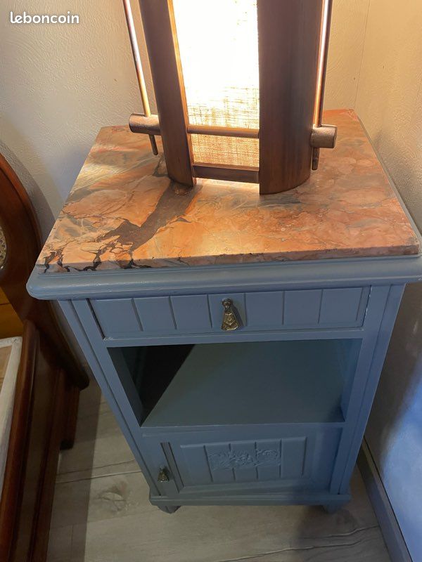 À vendre chevet style Louis XVI . Forme droite, sobre,de couleur gris bleu,avec des cannelures sobres.76 cm de hauteur, largeur 41cm, profondeur 36cm (image 2)