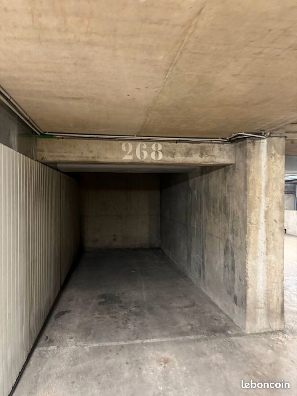 Parking/box PARIS · 120 €/mois