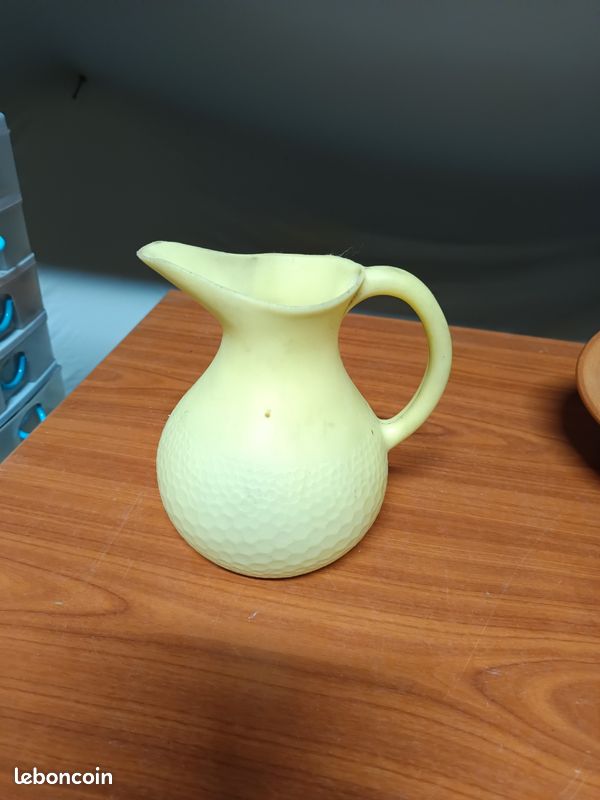 Pichet jaune en plastique vintage (image 1)