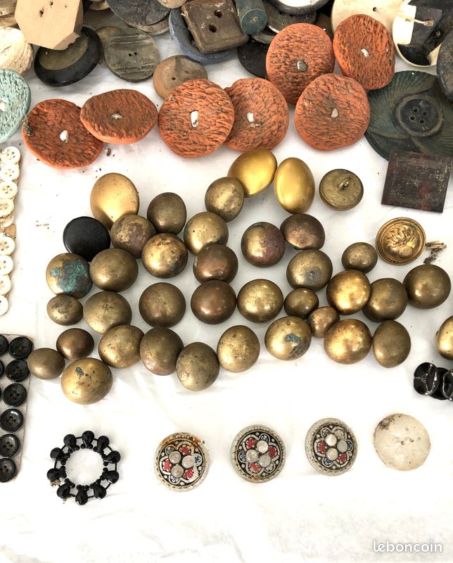 Lot De Boutons Vintage Lucite Et Métal - Mercerie Ancienne, Fabrication Française