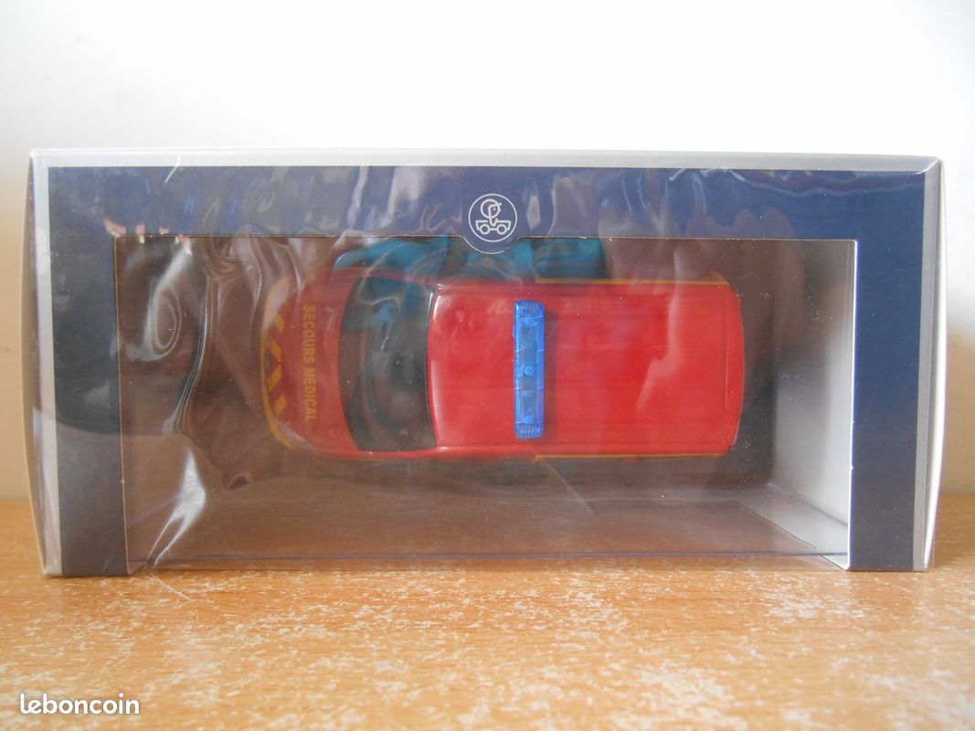 Dacia Duster Secours médical (Norev) 1:43