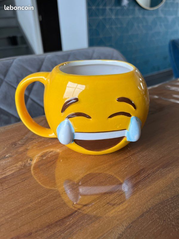 Tasse Sourire Jaune En Plastique - Occasion - Fonctionnelle Avec Marques D'usage
