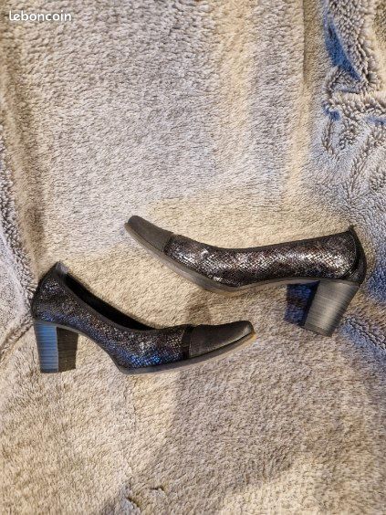 Escarpin O Jour Talon Aiguille – Taille 41, Cuir Caramel, Occasion Bon état – Italie