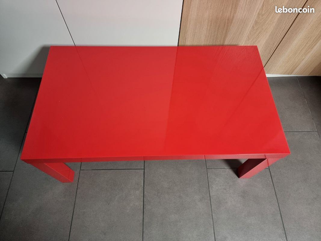 Table basse laquée rouge (image 1)