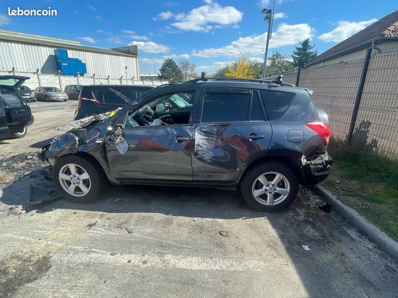 Vend Toyota rav 4 2.2 D4D 136 de 2006 pour pièce (image 2)
