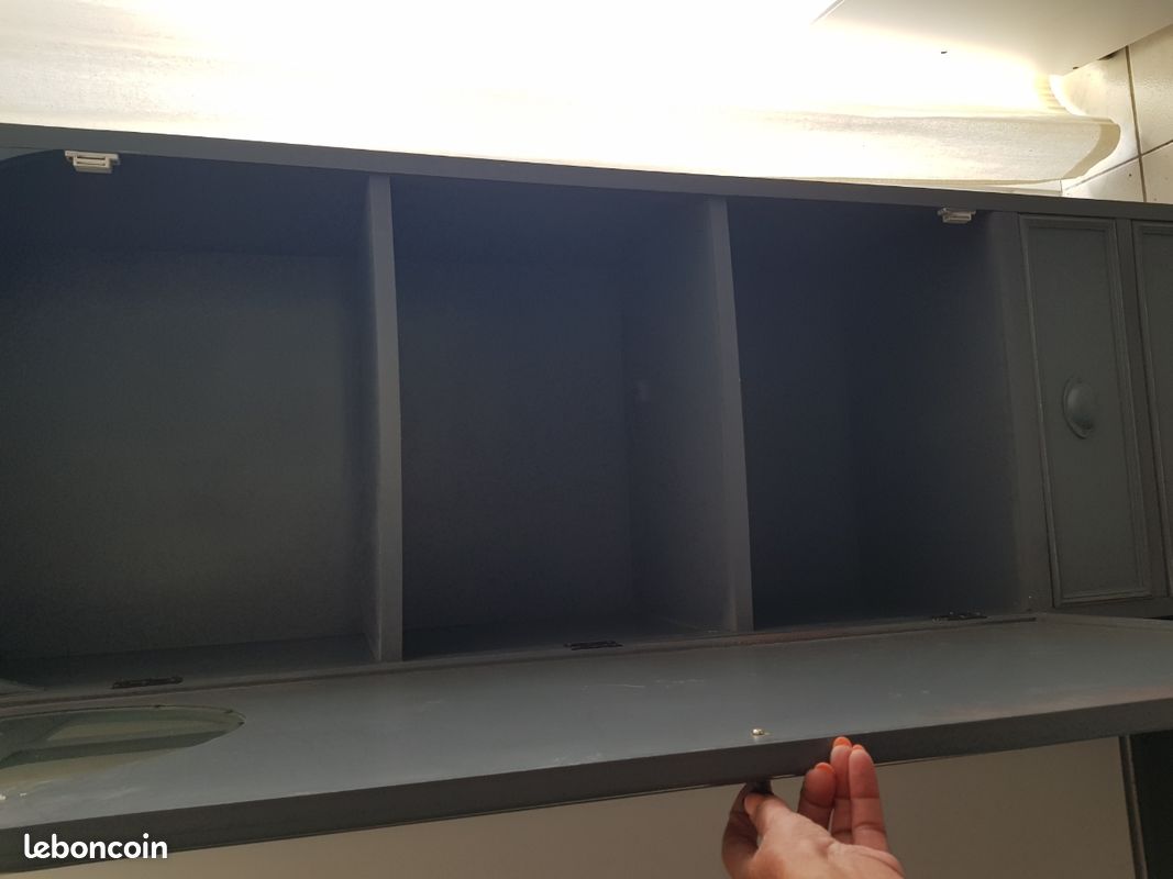Armoire a hublot grise (image 2)