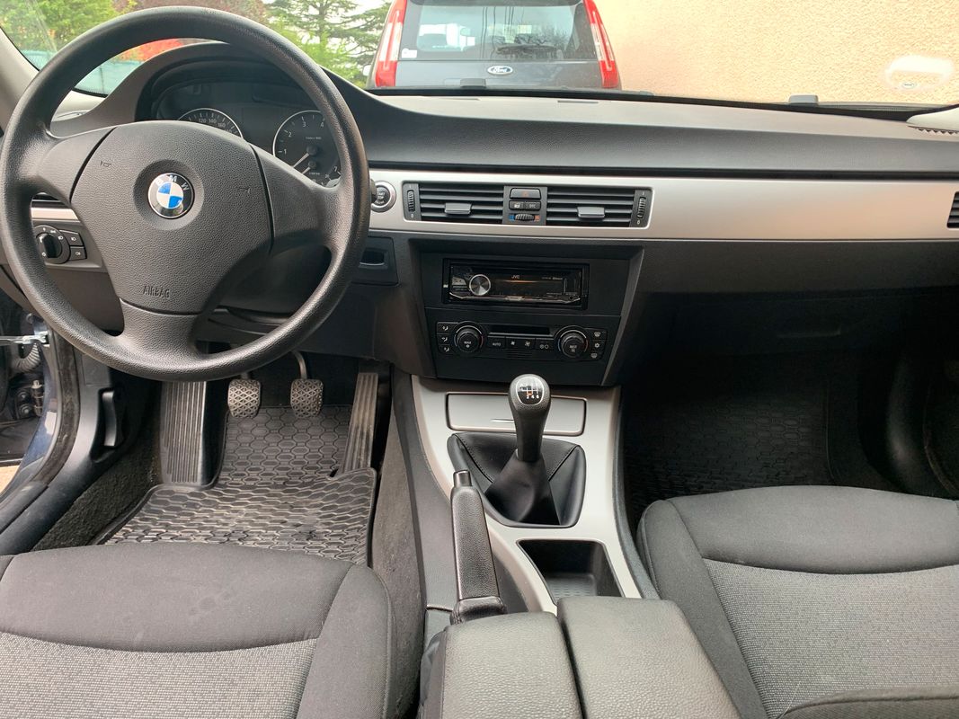 BMW 320i (pour professionnel) - Voitures