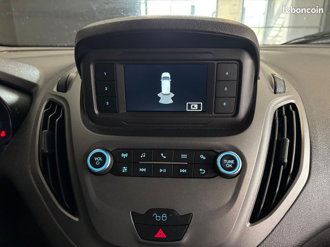 FORD TRANSIT COURIER FOURGON 1.0 AMBIENTE 100 TVA RECUPERABLE Clim Kit main libre (image 8)