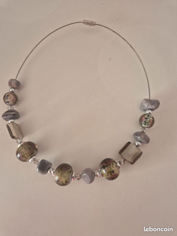Collier en pierres (image 1)