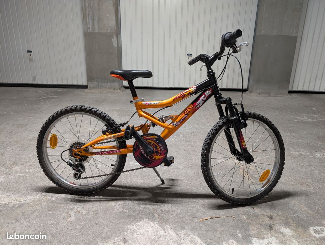 VTT Nakamura Rose bleu blanc femme Lyon volé à Lyon