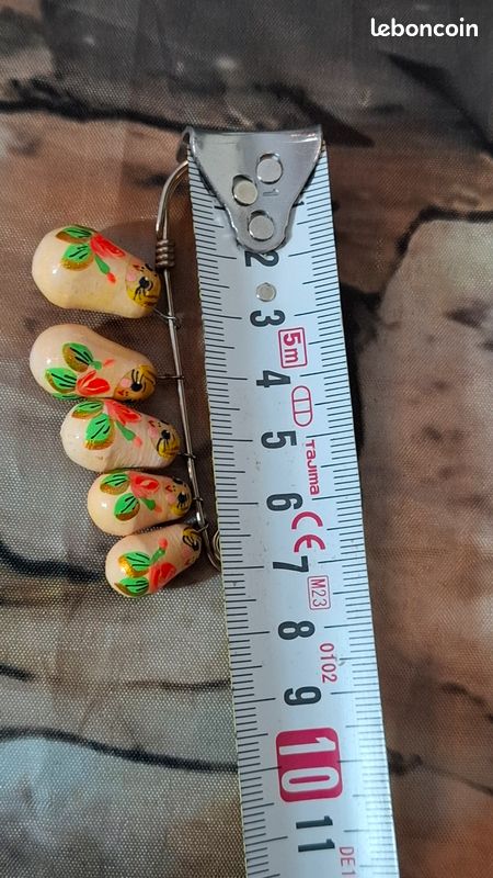 Broche Matriochka - Poupées Russes En Bois - épingle Colorée Neuve Avec étiquettes