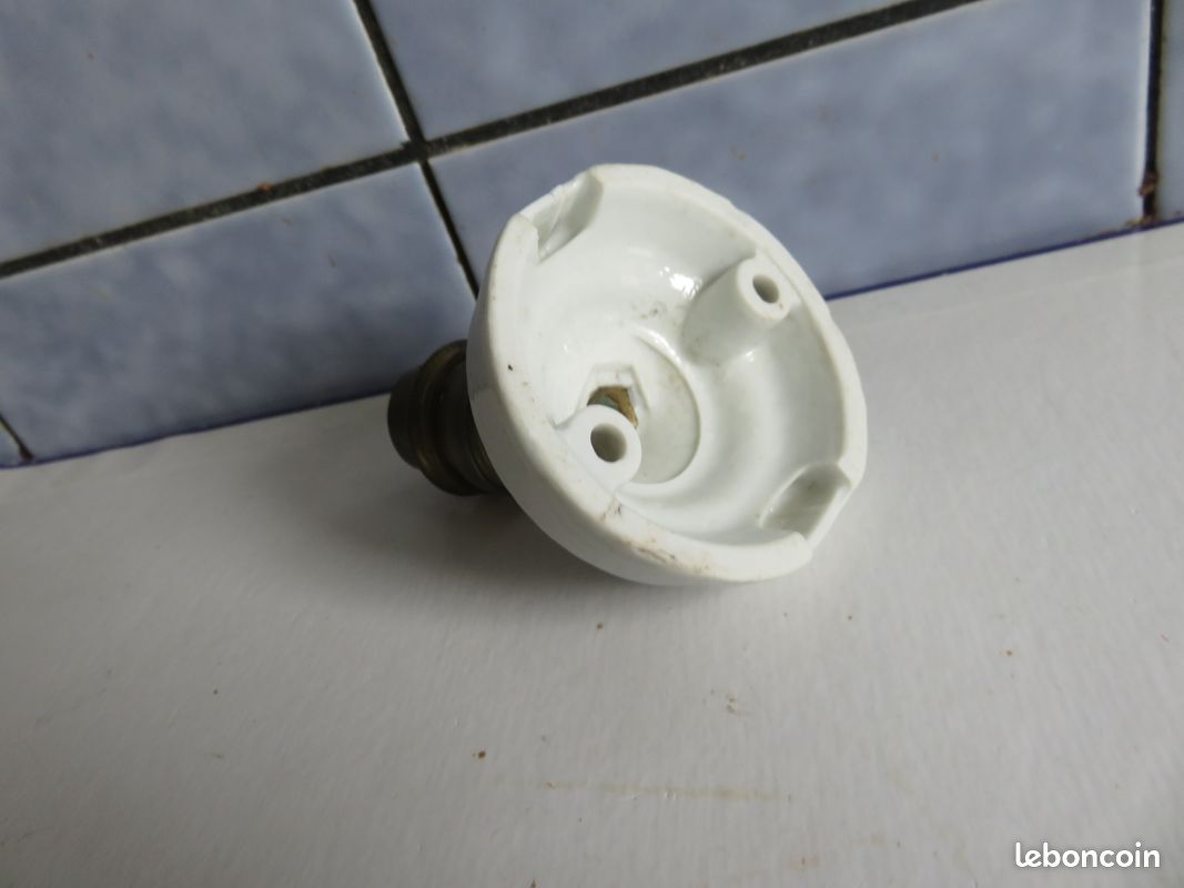 Douille Ancienne En Porcelaine Céramique – Objet Vintage Déco Ou Collection, état D'usage