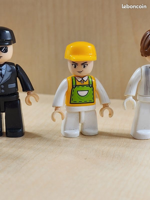 Lot de 4 figurines type Lego - femme foulard, ouvrier casquette jaune, homme costume noir lunettes, homme gilet blanc lunettes - plastique (image 3)