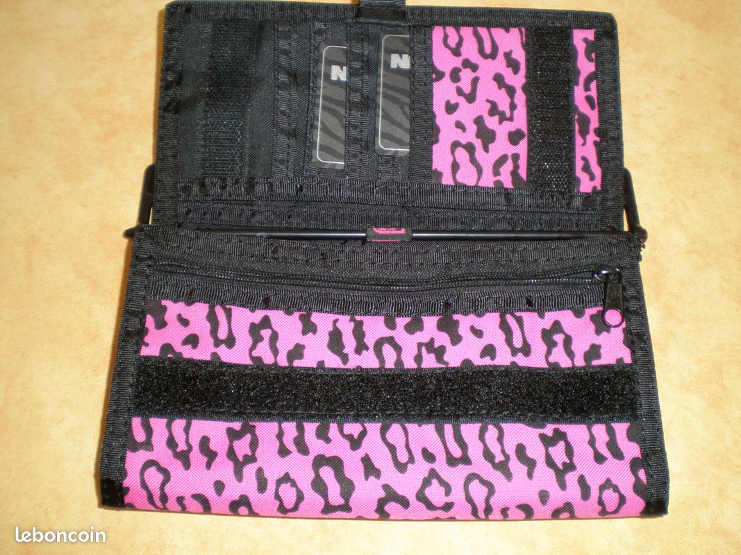 Portefeuille « MISS FREEGUN » noir et rose fluo NEUF (image 3)