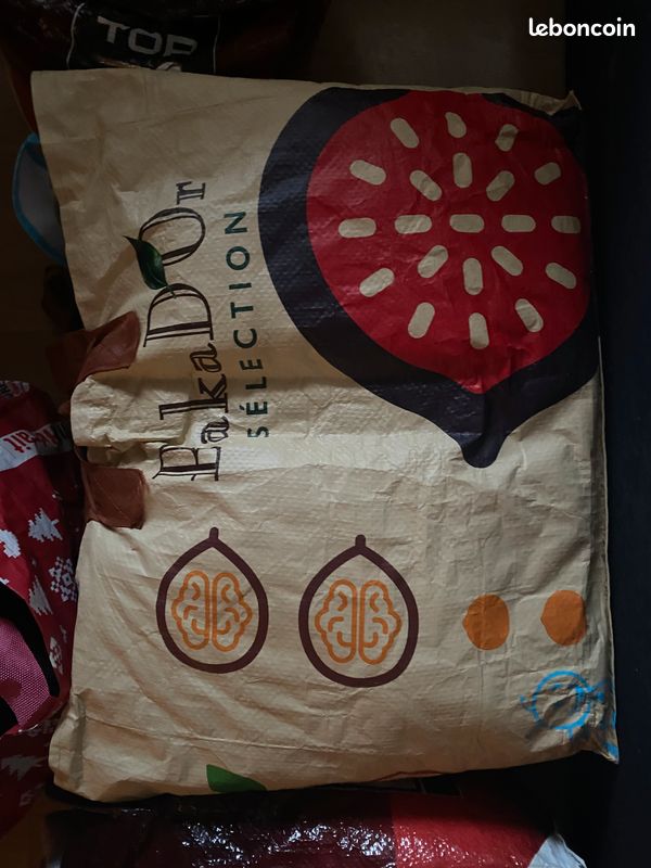 Grand sac avec des vêtements pour un garçon (image 1)
