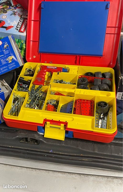 Valise meccano rouge et jaune avec pièces (image 1)