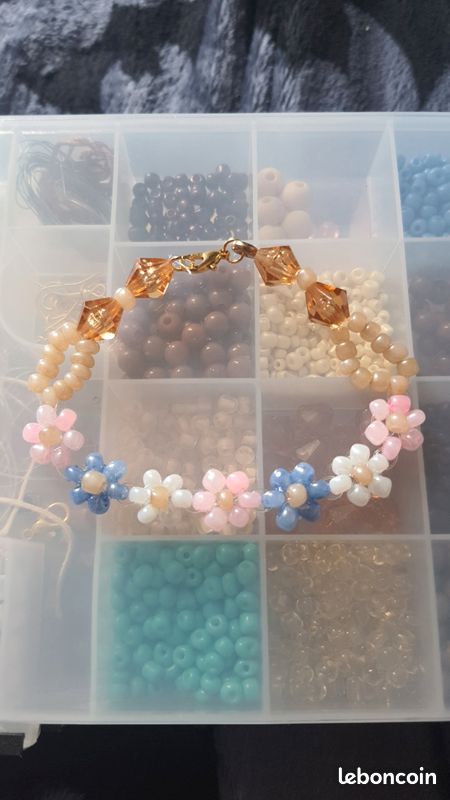 Bracelet en perles fleur (image 1)
