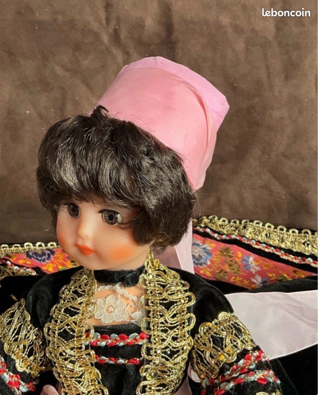 Robe De Poupée Ancienne Avec Dentelle, Chapeau Et Coiffe Bretonne - Pour Baptême Ou Mariée