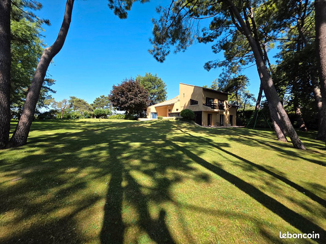 Maison 10 pièces 267 m² · à Mours-Saint-Eusèbe · 267 m² · 990 000 €
