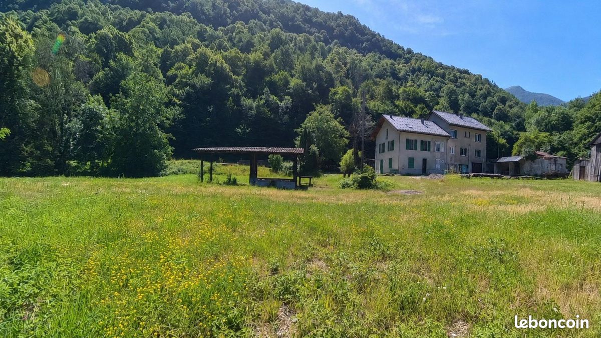 Immeuble 260 m² · à Saint-Barthélemy-de-Séchilienne · 260 m² · 350 000 €