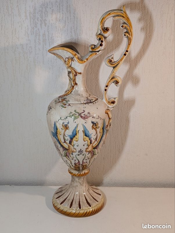 Spectaculaire aiguière italienne Capodimonte au décor de grotesques (image 1)