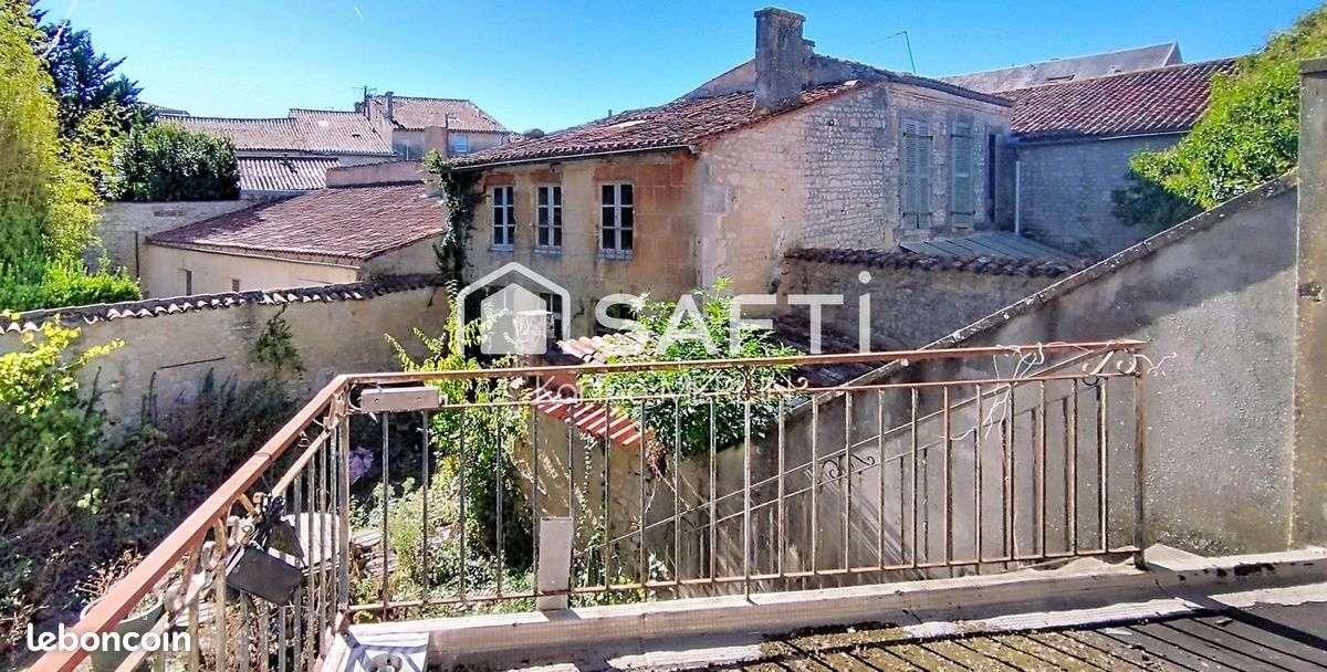 Maison 7 pièces 189 m² · à Saint-Jean-d'Angély · 189 m² · 148 000 €