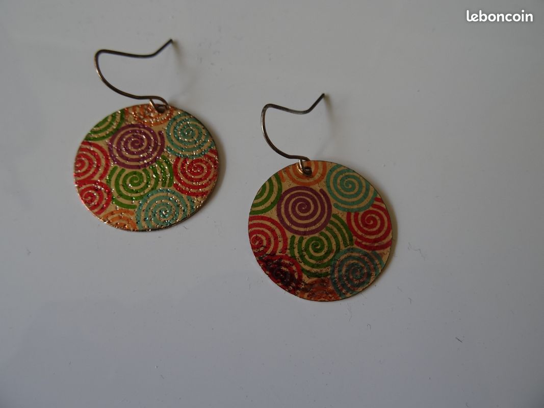Boucles d'oreilles dorées motif coloré (image 1)