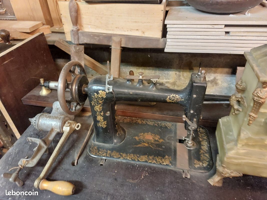 Machine à coudre FAMILY SUCCESS MACHINE ancienne sur table pivotante (image 2)