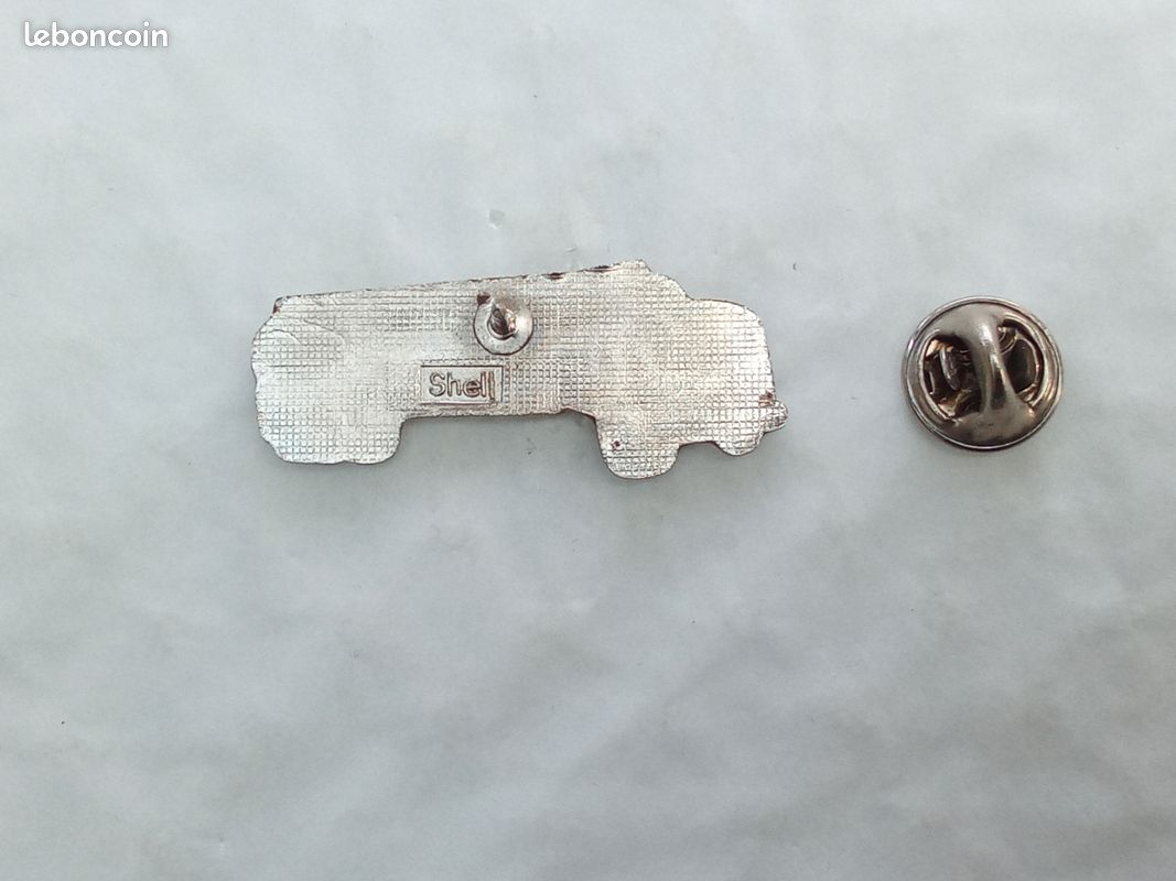 Ancienne épingle à Voiture – Station Essence / Diesel – Pin's Collection Auto