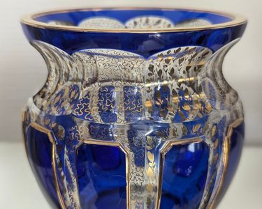 Vase en cristal de Bohème décor fleuri émaillé peint sur un cristal