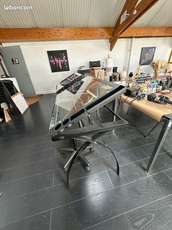 Table à dessin inclinable avec plateau en verre de sécurité et structure acier noir equipée de tiroirs en plastique et bacs amovibles pour accessoires (image 3)
