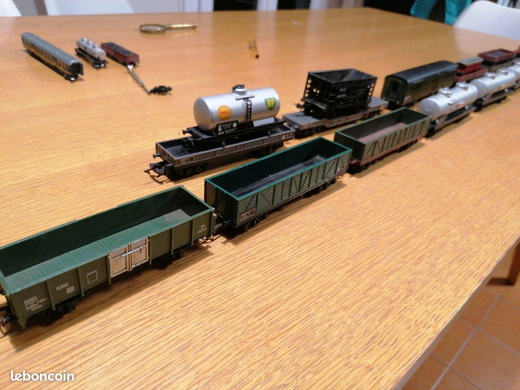 Lot 17 wagons miniatures de marque Jouef (image 1)