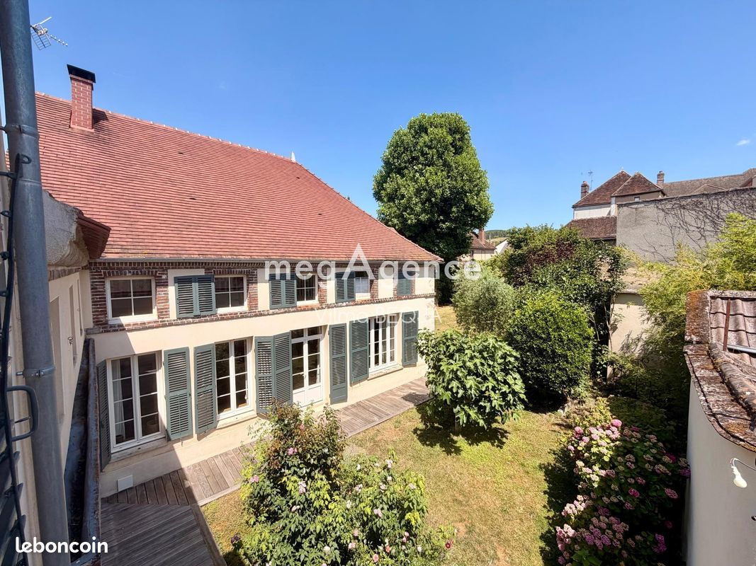 Maison 11 pièces 265 m² · à Villeneuve-sur-Yonne · 265 m² · 525 000 €