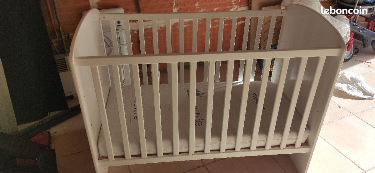 Lit bébé à barreaux en bois blanc (image 1)