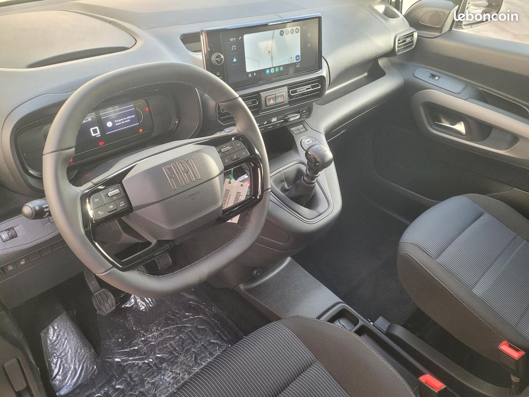FIAT DOBLO COMBI 05 PLACES 1.5 Blue HDI 100 CH NEUF avec 2 PORTES LATÉRALES - CARTE GRISE N1 - CAMIONNETTE / T.V.A RÉCUPÉRABLE / ÉXONÉRÉ DE T.V.S ET SANS MALUS ÉCOLOGIQUE ( Prix de Vente 22 490 HT ) (image 4)