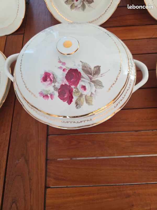 Soupière en porcelaine famille rose - Décor floral élégant pour votre table