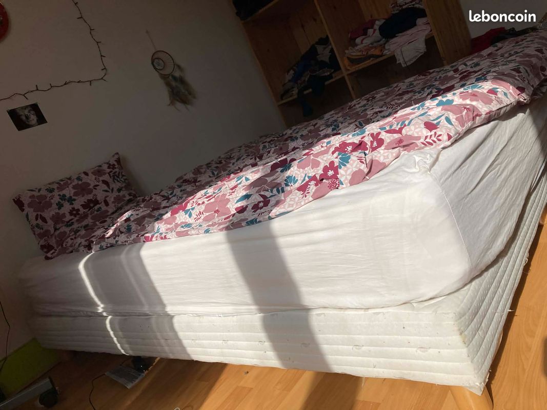 Lit queen size (2×90) avec sommiers et matelas – bon état (image 1)