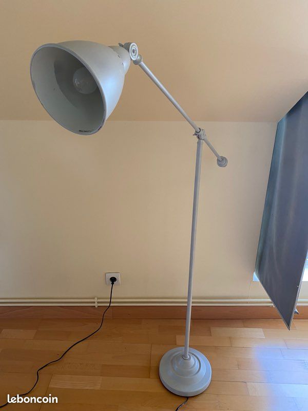 Lampe grise sur pied (image 1)