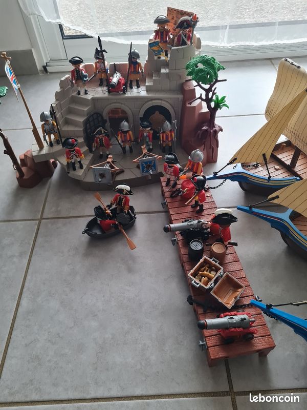 Playmobil 4 bateaux un fort un bastion 36 personnages playmobil français anglais espagnol des canons fusils épées 2 chaloupes coffres trésor beaucoup d accessoires (image 8)