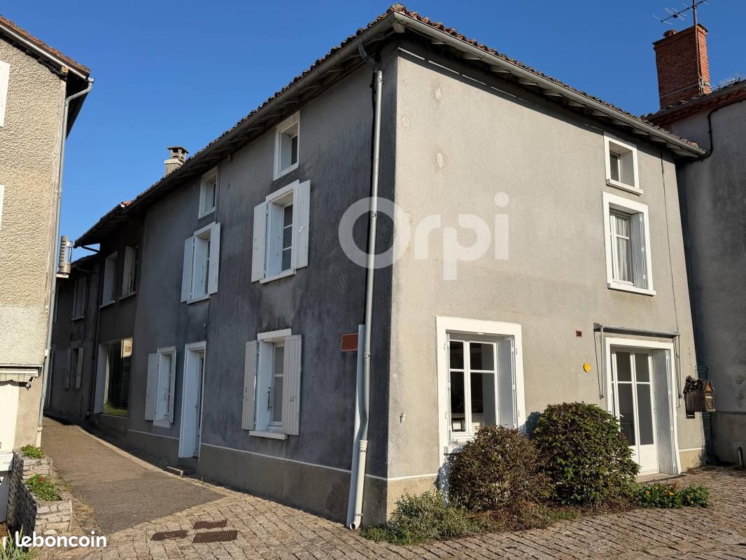 Maison 6 pièces 218 m² · à Manot · 218 m² · 71 500 €