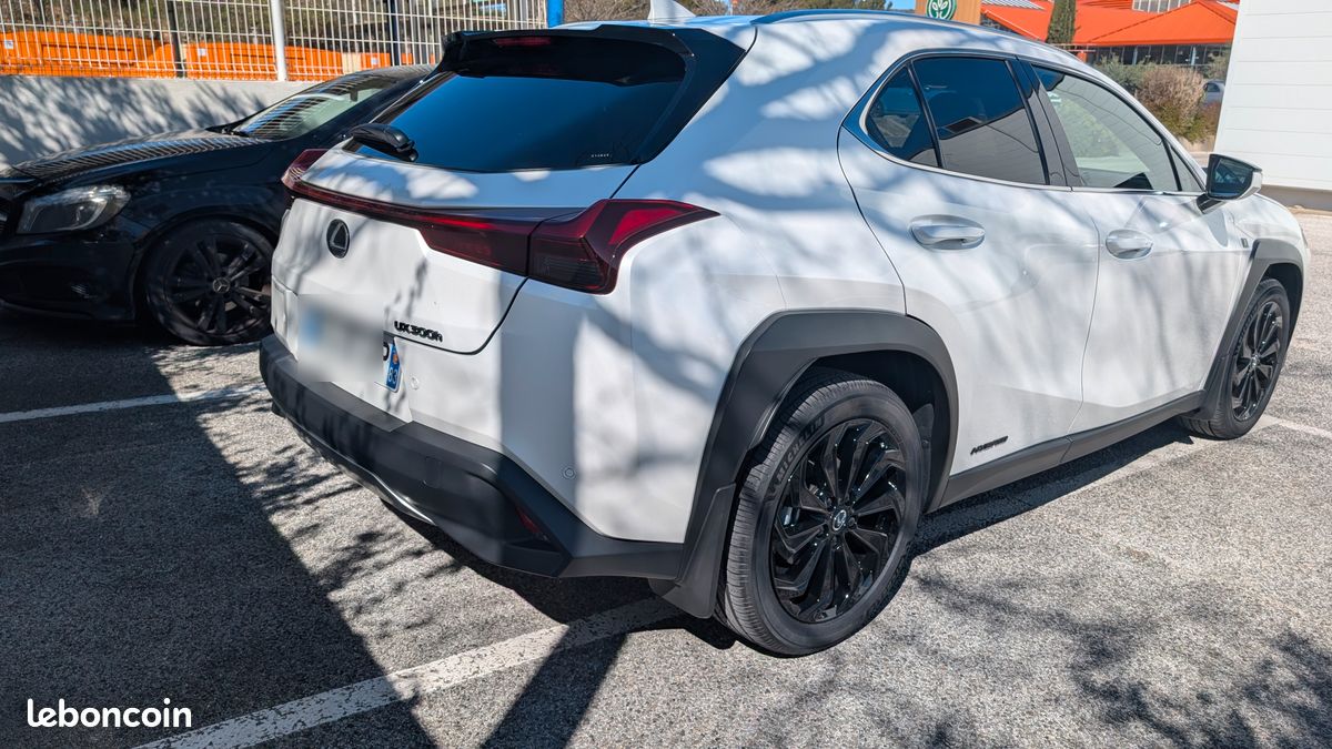 Lexus UX 300 h Luxe pack techno état neuf MY 25 4800kms revisé - Voitures